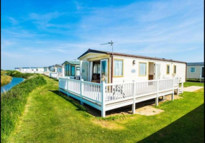 MP503 - Camber Sands Holiday Park - Sleeps 8 - Large Gated Decking - Amazing views